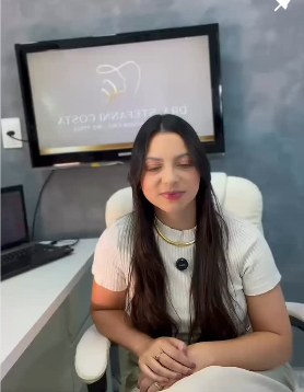 Dra. Stefani Costa em consultório